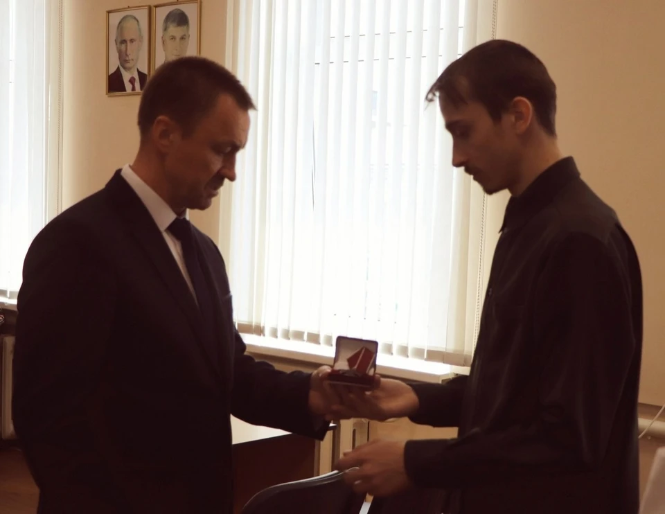 Юрий Матузов вручает награду Дмитрию Сивцову.