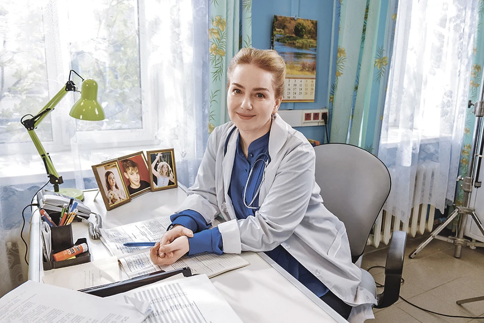 В новых сериях «Земского доктора» Ольга Будина продолжит заботиться о здоровье окружающих. Фото: Канал «Россия 1»