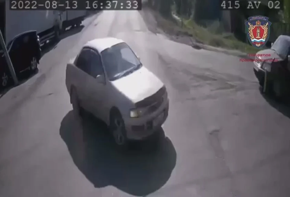 В Красноярске по вине 24-летней автомобилистки пострадала пассажирка автобуса. Стоп-кадр видео