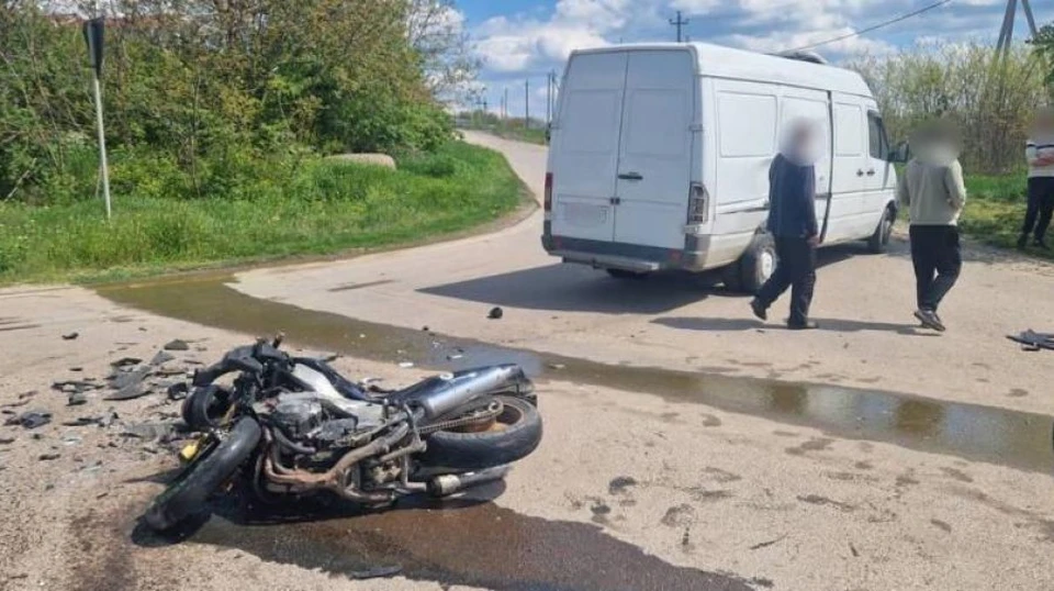 Мотоциклист столкнулся с микроавтобусом 6 мая.