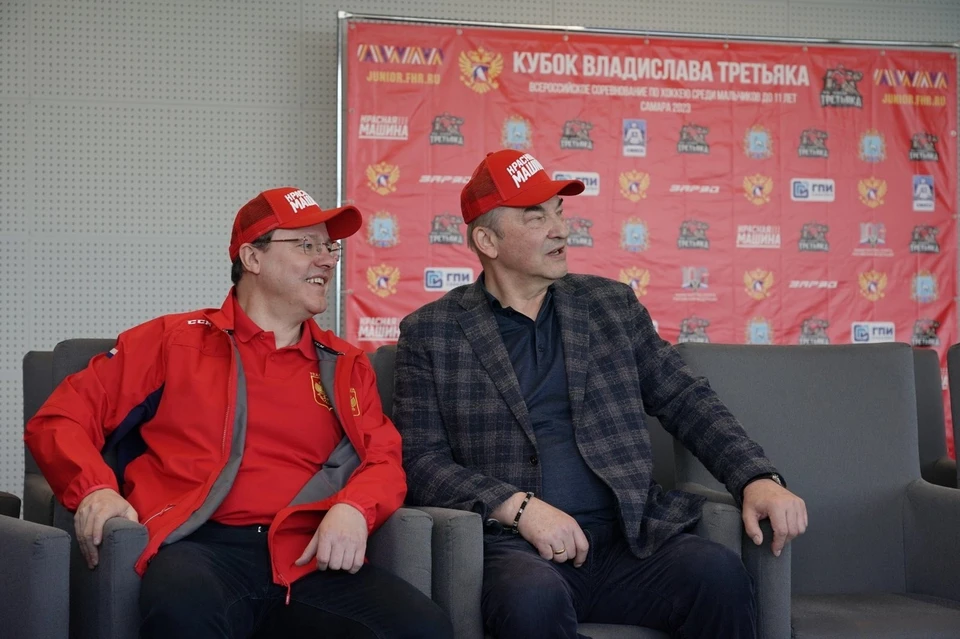 Легендарный спортсмен поблагодарил Дмитрия Азарова за развитие хоккея в регионе