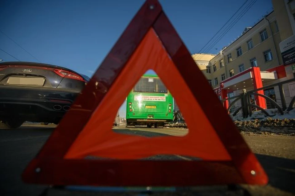 В Центральном районе Новосибирска столкнулись автобус и троллейбус.