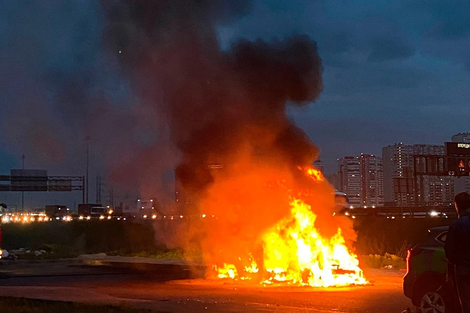 Машина сгорела в мощном пожаре на Пулковском шоссе. Фото: vk.com/spb_today