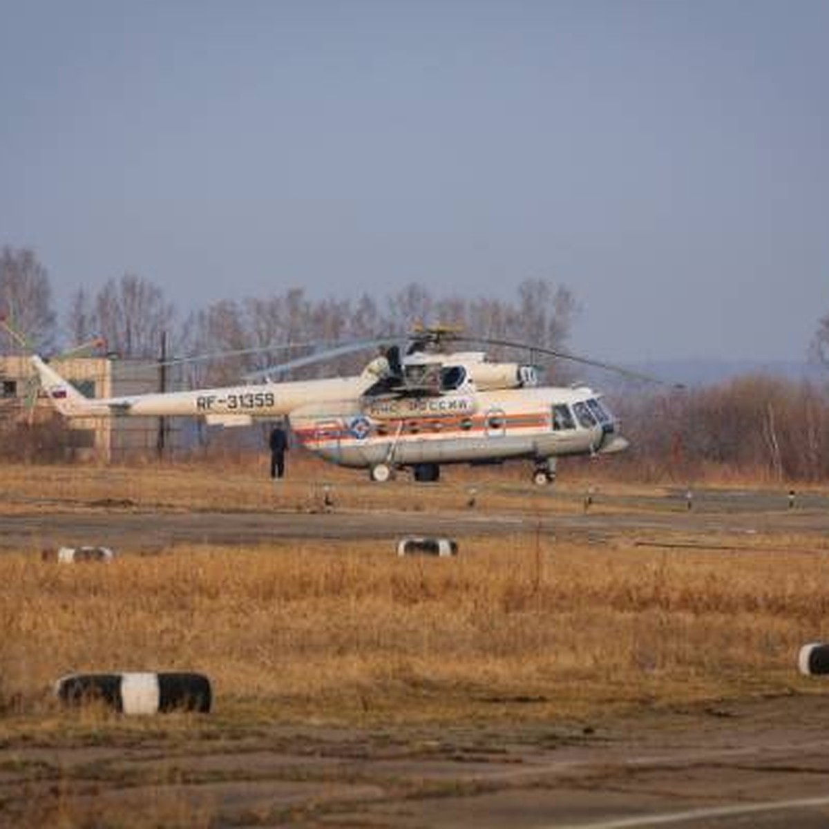 В Зырянке подтопило взлетно-посадочную полосу аэропорта - KP.RU