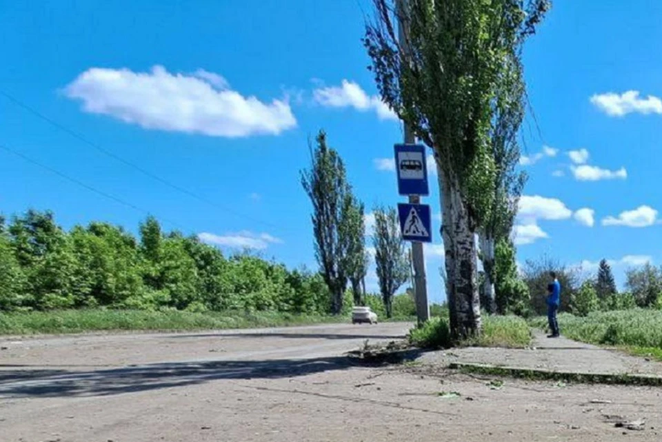 Место прилета снаряда в Петровском районе Донецка, в результате которого несколько человек ранены и один погиб. Фото: t.me/WarInMyEyes
