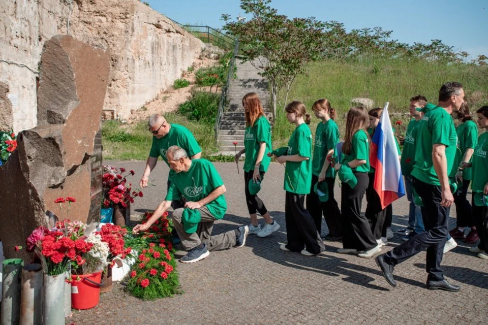 Вначале спортсмены возложили цветы. Фото: sev.gov.ru