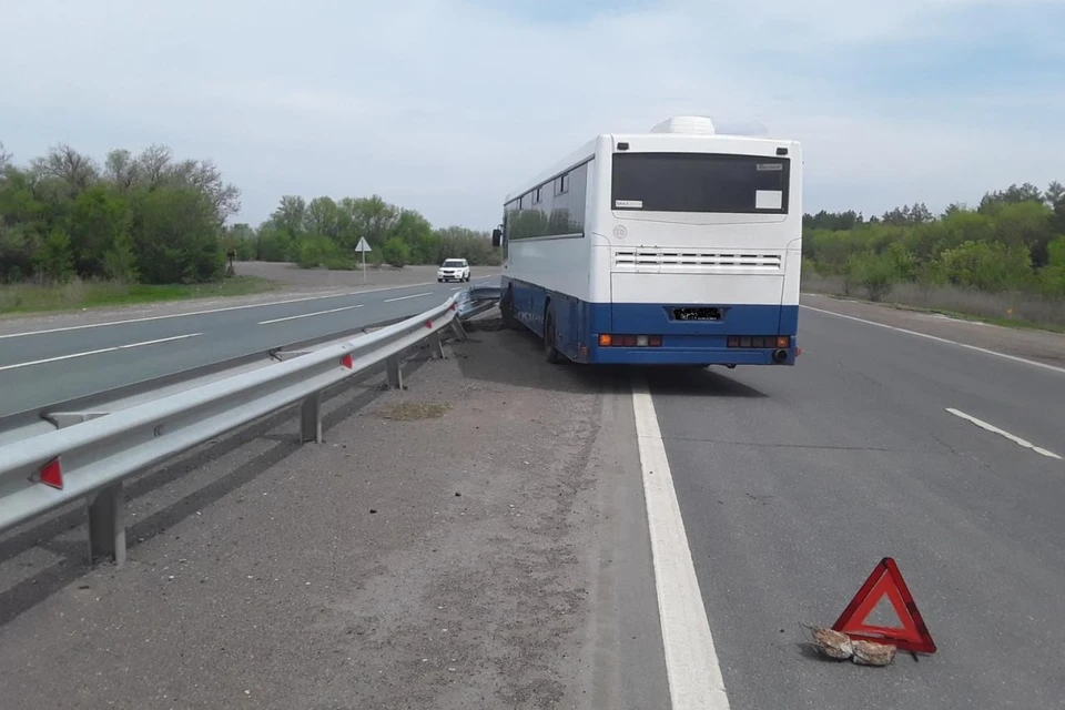 Водитель «Ниссан» нарушил ПДД и создал помеху в движении автобусу «Нефаз».