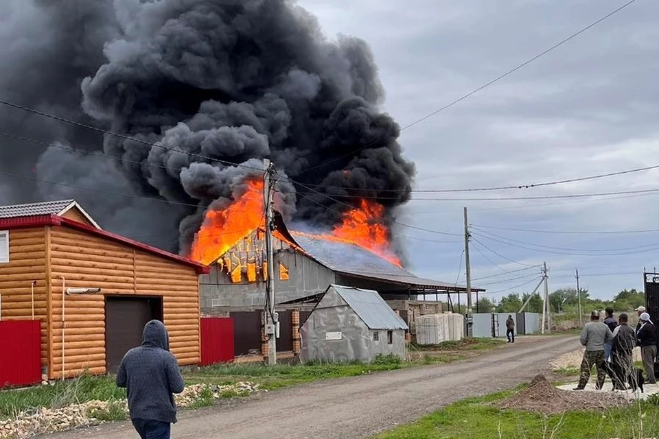 Огонь охватил кровлю здания. Фото: соцсети