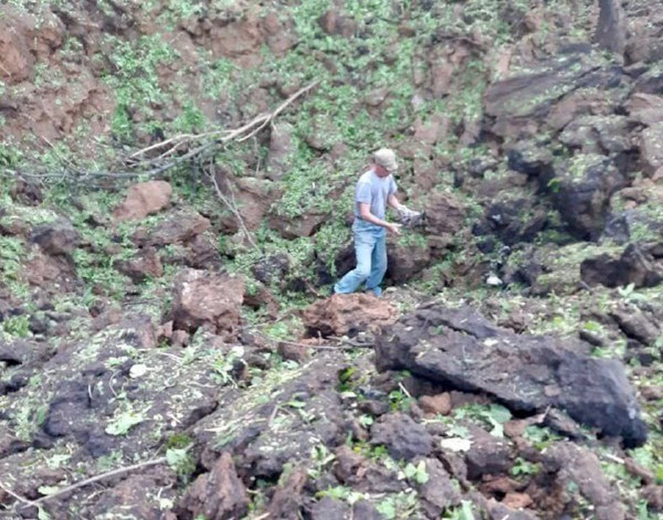 В селе Шаталовка после громкого взрыва в лесополосе была обнаружена воронка 5 на 15 метров, с осколками.