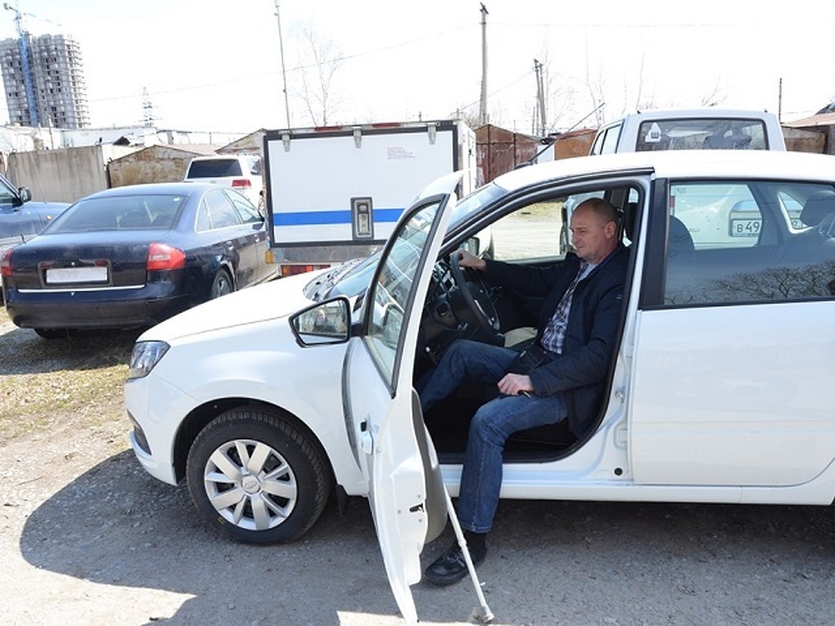 Lada Granta как компенсация: двое жителей Хабаровска, пострадавшие на  производстве, получили новые машины - KP.RU