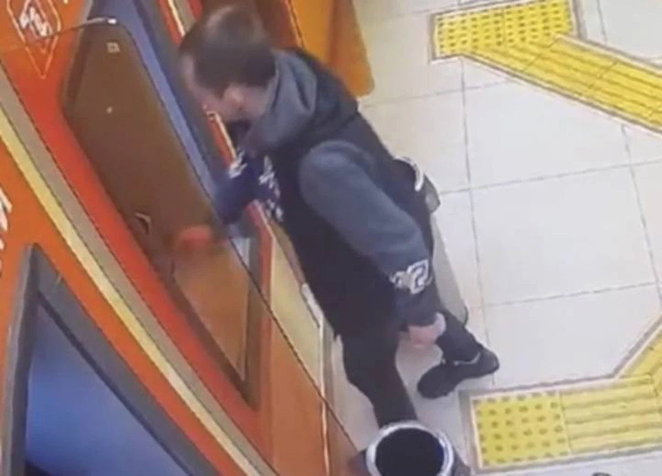 Один из курьеров мошенников попал в поле зрения видеокамеры.