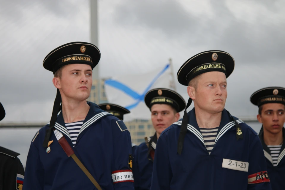 По традиции для моряков этот день начался с торжественного подъема Андреевских флагов.