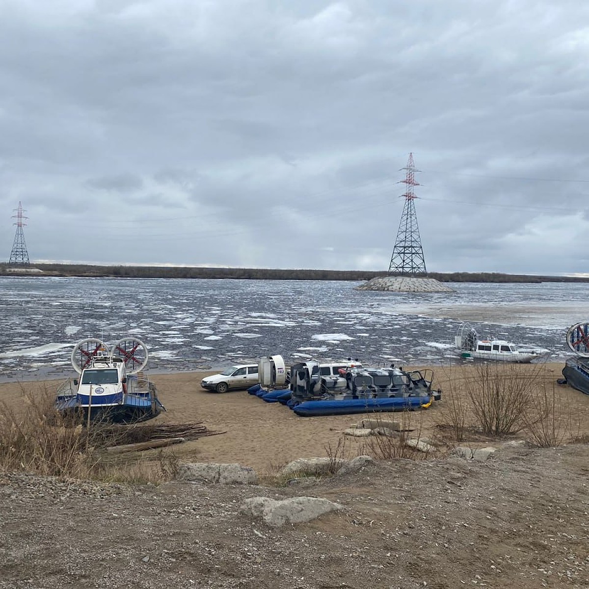 В Якутии на реке Лене подход к берегу Нижнего Бестяха затруднен из-за  большого количества льда - KP.RU