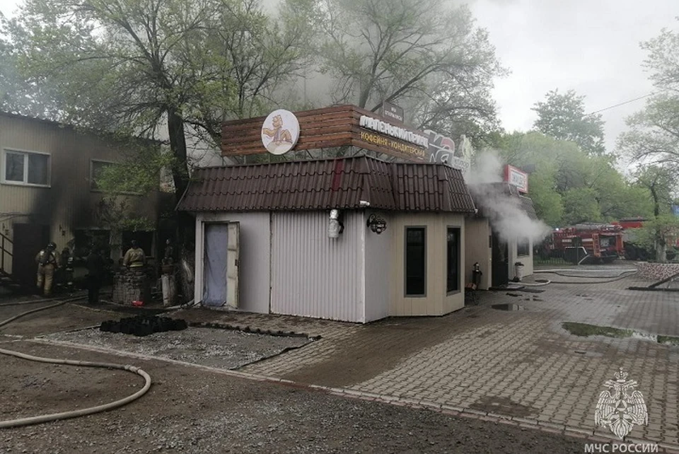 Горевший магазин на Большой в Хабаровске полностью потушили