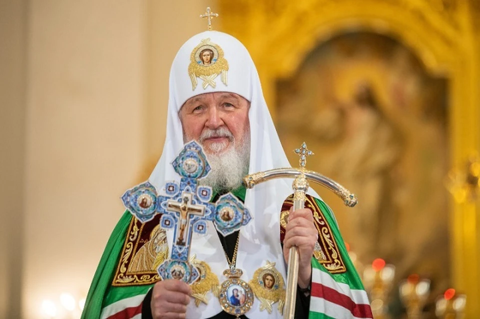 Патриарх предупредил местных священников, что книга получилась тяжелой. Фото: tatmitropolia.ru