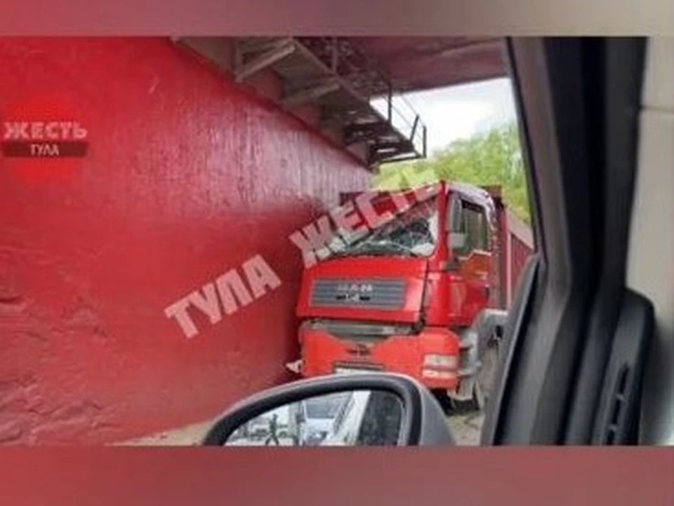 В районе Красных ворот в Туле столкнулись два грузовика