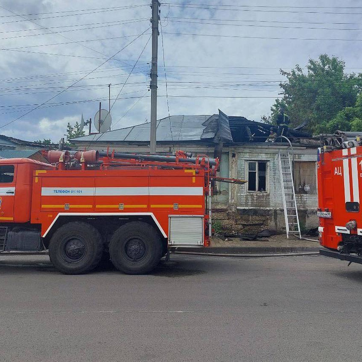 Три расчета МЧС тушили пожар в жилом деревянном доме под Липецком - KP.RU