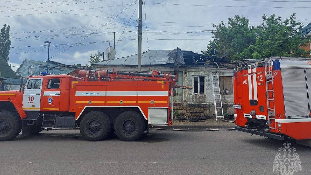 Три расчета МЧС тушили пожар в жилом деревянном доме под Липецком - KP.RU