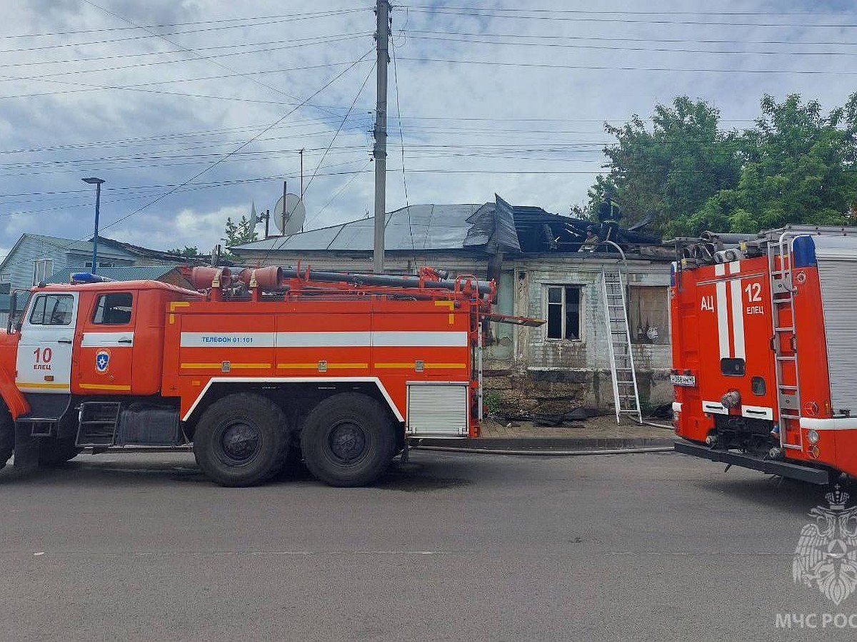 Три расчета МЧС тушили пожар в жилом деревянном доме под Липецком - KP.RU