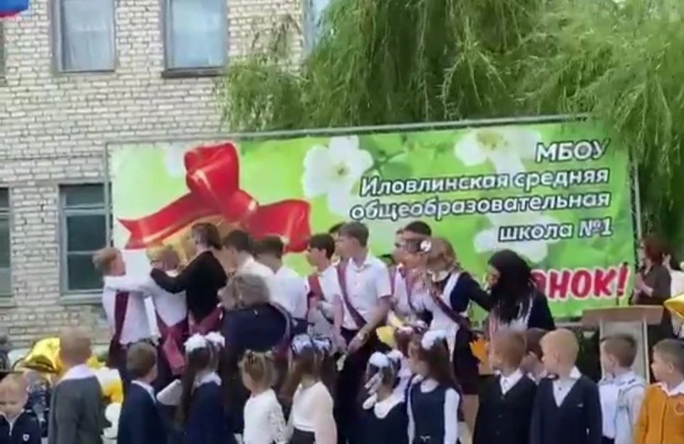 В Волгоградской области на школьной линейке выпускник ударил одноклассницу ножом