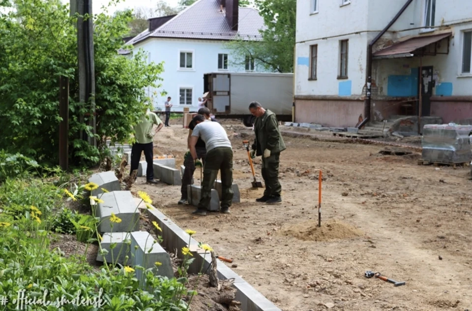Ремонт дворовых территорий по программе «Комфортная городская среда» продолжается в Смоленске. Фото: пресс-служба администрации города.