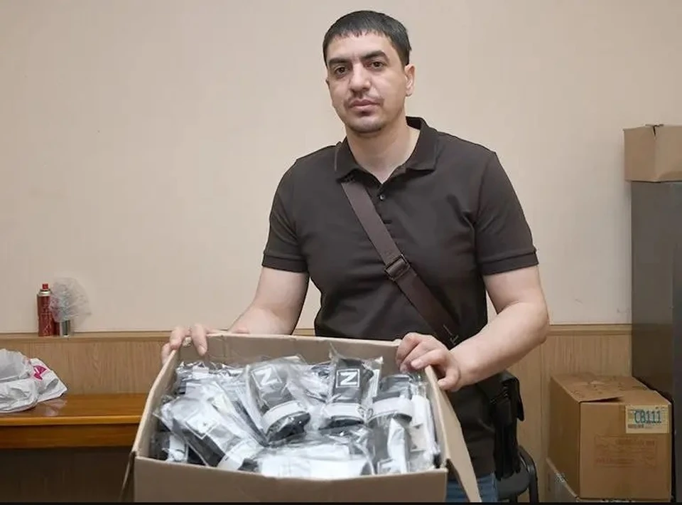 Ардаш Кукульян передал для бойцов коробку, которая доверху была забита кровоостанавливающими жгутами. Фото: slavakubani.ru