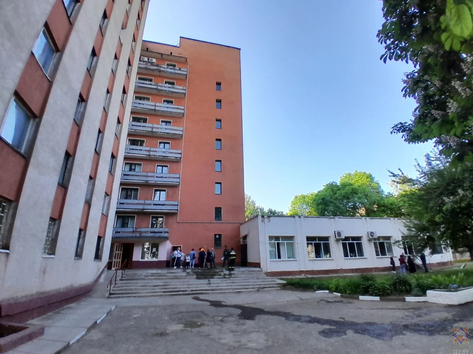 В Могилеве 90 человек эвакуировали из-за пожара в общежитии. Фото: Могилевское областное управление МЧС