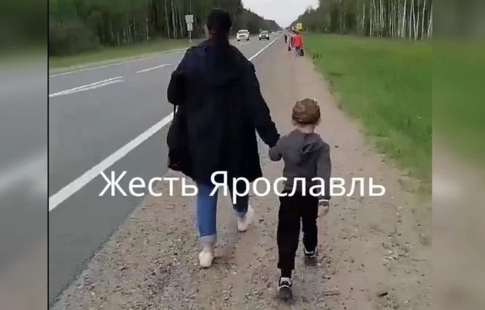 Жителям поселка приходится идти пешком вдоль трассы с детьми ФОТО: группа "Жесть Ярославль" ВКонтакте