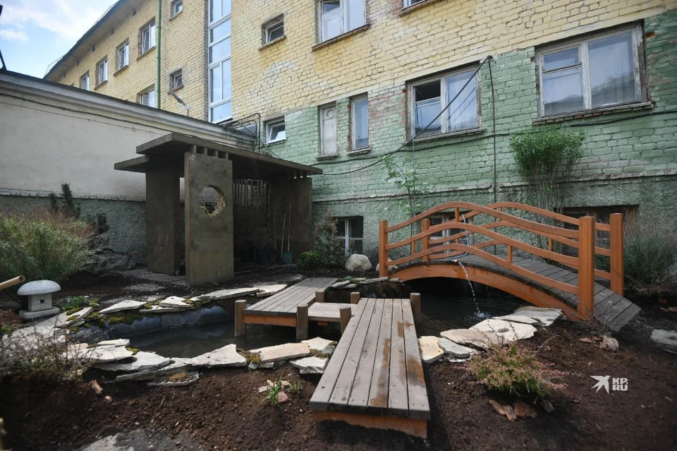 В японском саду, который радовал глаз на площади 1905 года минувшим летом, теперь гуляют школьники