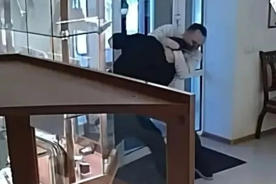 Виталий из последних сил удерживал грабителя до приезда полиции. Фото: скрин записи с камер видеонаблюдения в салоне