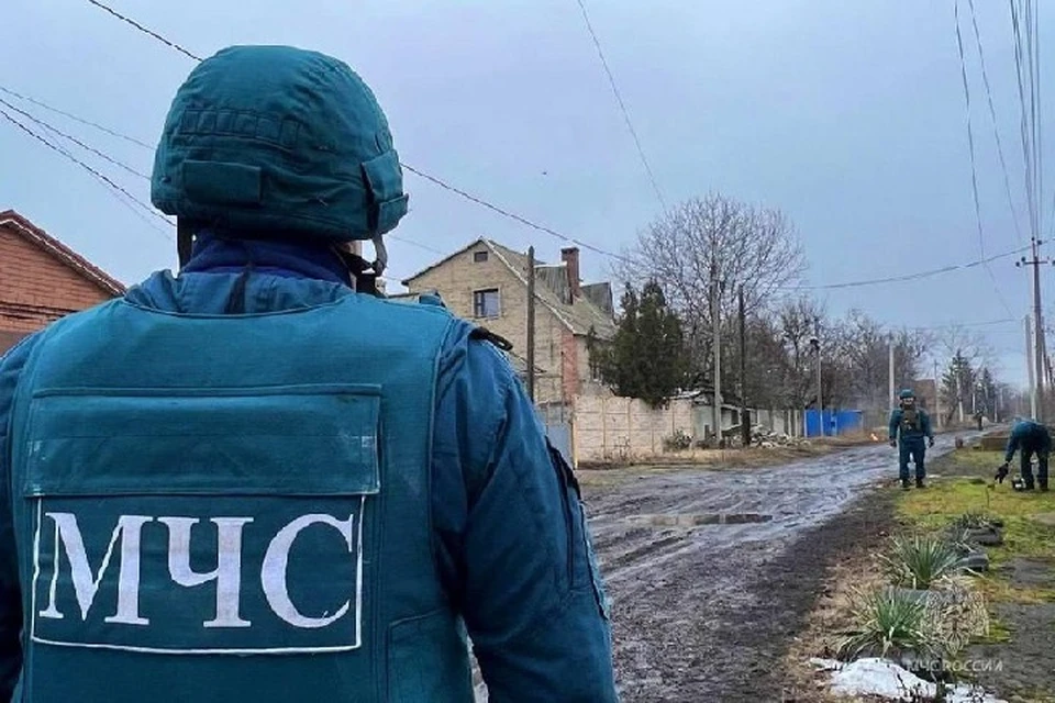 Сотрудники МЧС продолжают обследовать на наличие взрывоопасных предметов мирные кварталы Донецка. Фото: МЧС ДНР