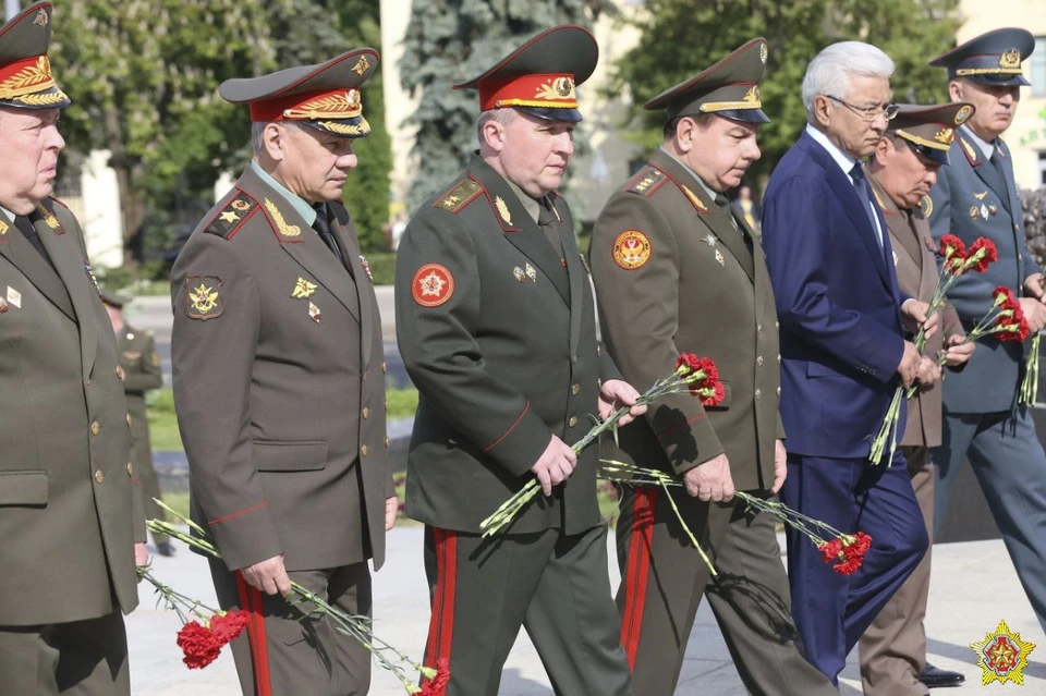 Главы делегаций, участвующих в заседании Совета министров обороны ОДКБ в Минске, возложили цветы к вечному огню у монумента Победы