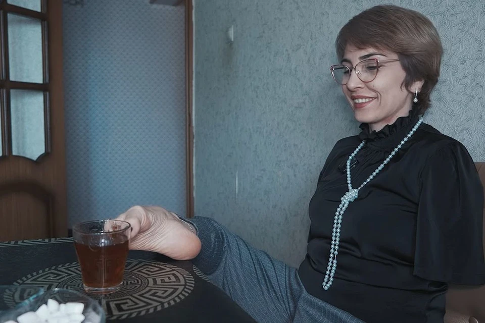 Женщина умеет все делать ногами. Фото: стоп-кадр видео Дмитрия Кабанова.