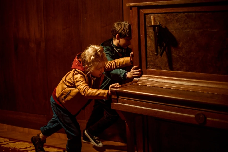 В основной конкурсной программе покажут фильм «Девочка Нина и похитители пианино» продюсера Алексея Учителя.