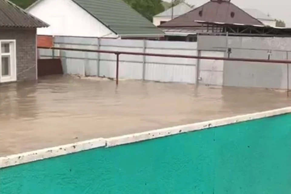 Вода зашла во дворы жителей Фото: кадр из видео