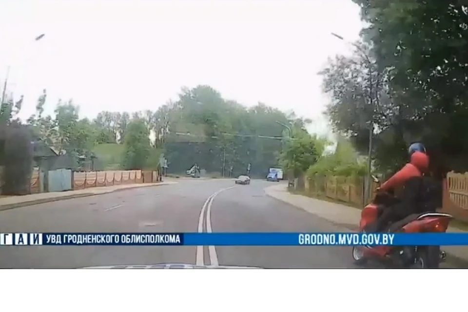 В Новогрудке 35-летний мужчина на скутере уходил от погони ГАИ. Фото: стоп-кадр | видео ГАИ УВД Гродненского облисполкома
