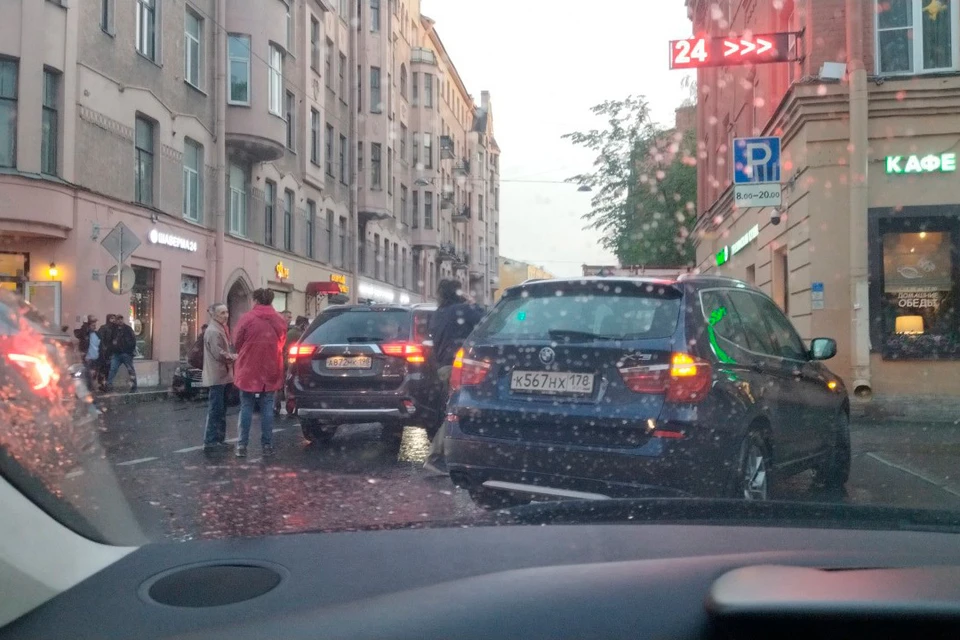 Иномарка сбила человека на Малой Разночинной улице в Петербурге. Фото: vk.com/spb_today