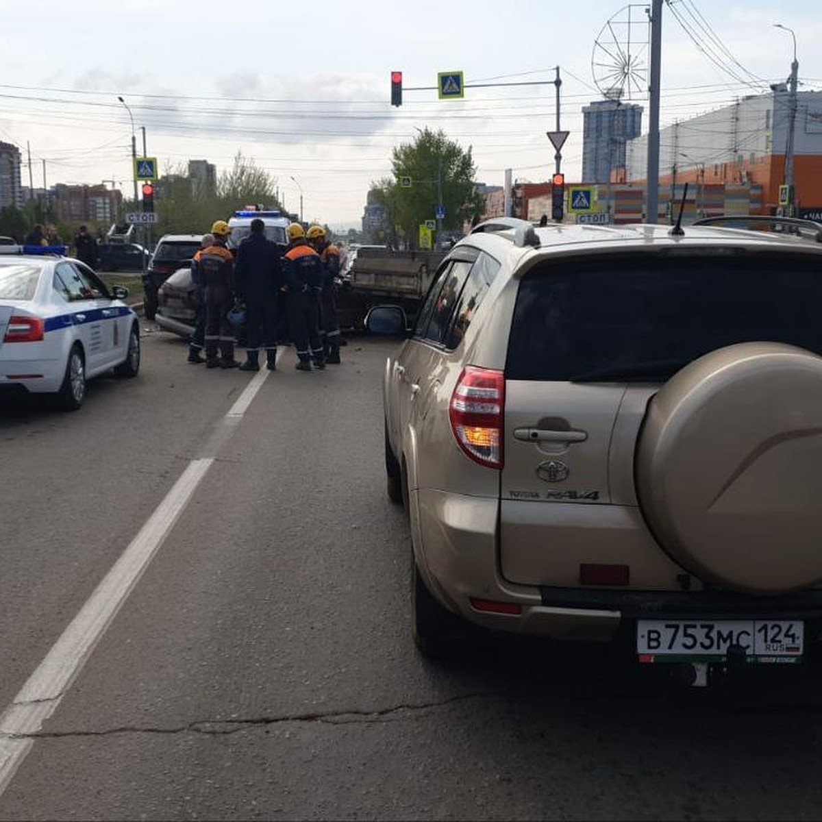 В ДТП с пятью машинами в Красноярске пострадали двое детей и женщина - KP.RU