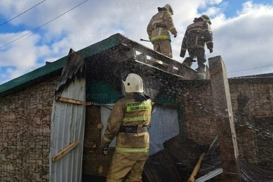 Пожар уничтожил гараж в селе Рыбацкое Анивского района. Фото: ГУ МЧС РФ по Сахалинской области
