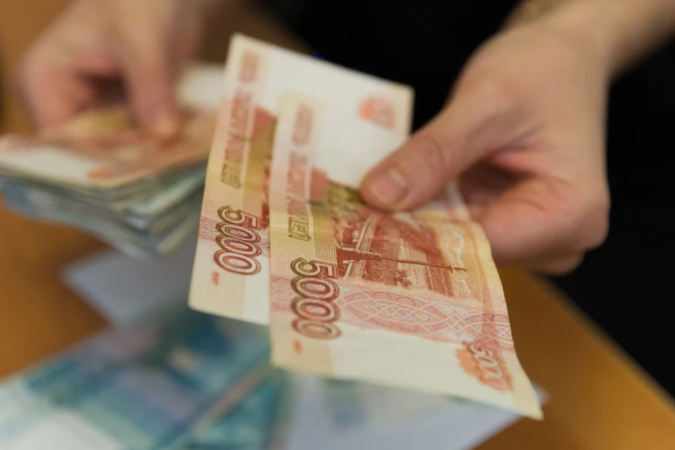 Несовершеннолетние получают не только зарплату, но и пособие по безработице в качестве поддержки.