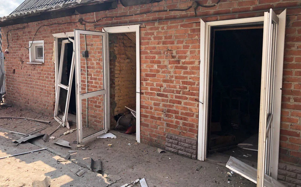 28 мая. Четыре дома повреждены после обстрела белгородского села Новой Таволжанки.