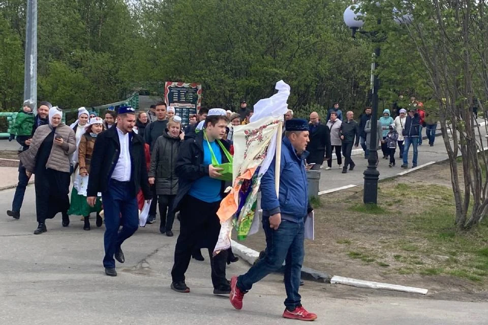 "Самый северный Сабантуй" в Мурманске открыли шествием.