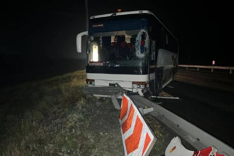 В момент аварии в автобусе было 34 пассажира. Фото: ГИБДД области.