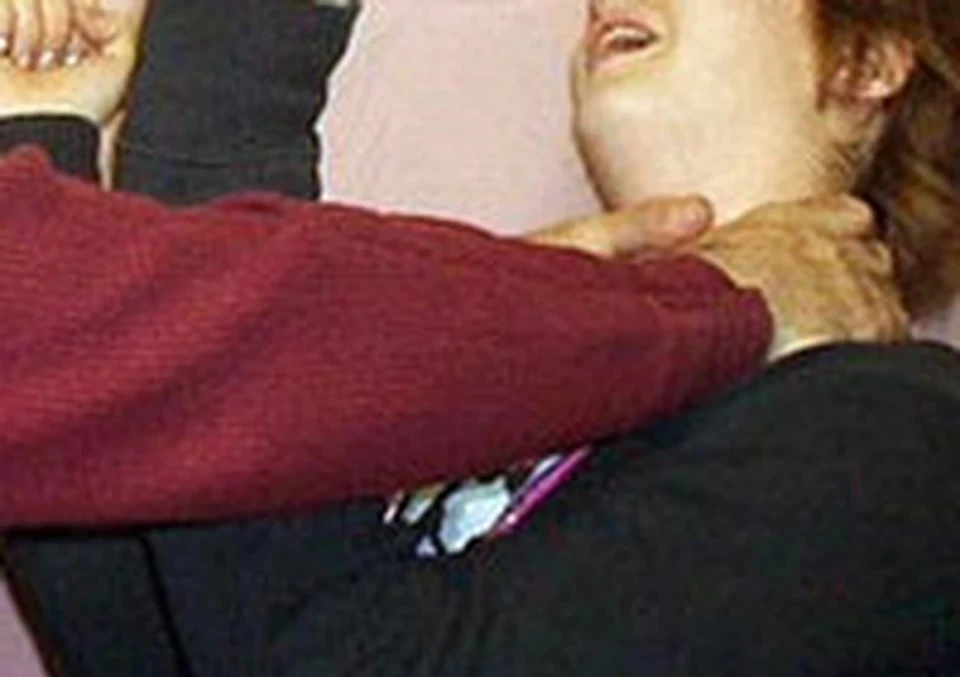 Рука на шее. Женщина задушила мужика. Женщина задушила мужика. Душит девушку руками видео. Женщина душит мужчину фото.