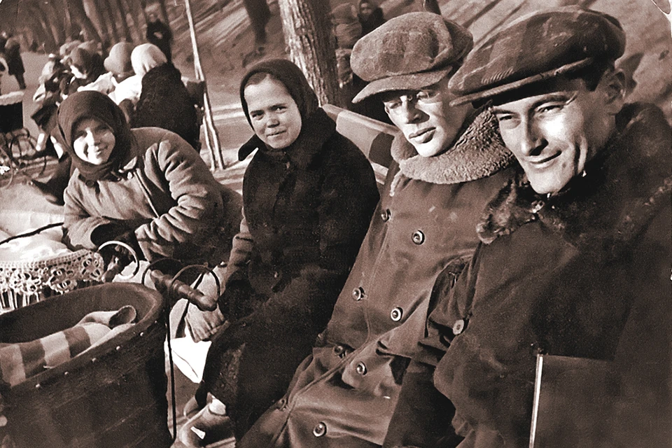 Ильф и Петров (крайний справа) на Гоголевском бульваре в Москве. 1932 год. Фото: Елеазар ЛАНГМАН/Global Look Press
