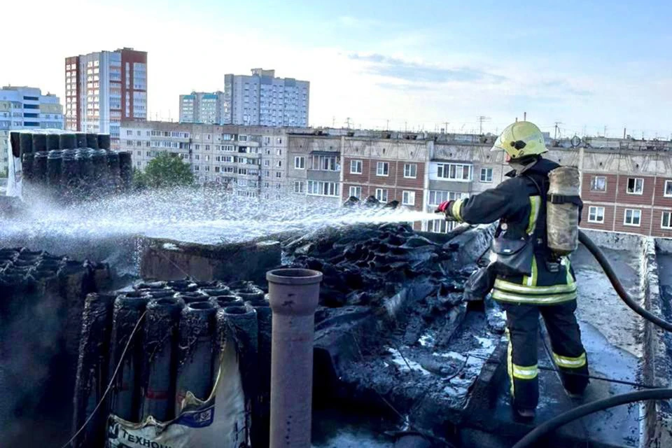 Пожар на крыше многоэтажки