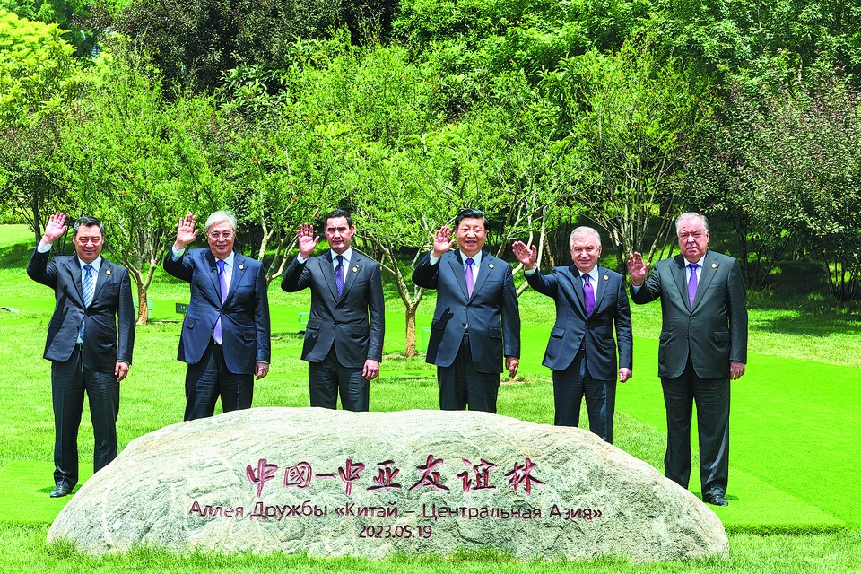 Председатель Си Цзиньпин и лидеры пяти стран Центральной Азии присутствуют на церемонии посадки шести гранатовых деревьев, символизирующих солидарность и сотрудничество между Китаем и Центральной Азией, после завершения первого саммита Китая и Центральной Азии в Сиане, провинция Шэньси, который завершился 19 мая.