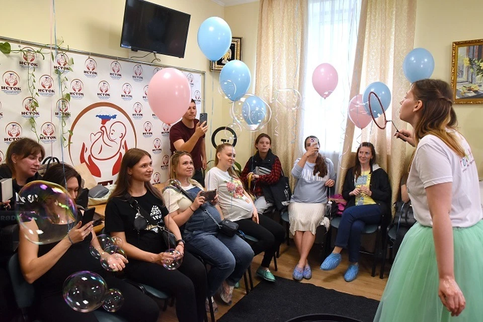 Чтобы поддержать будущих мам эмоционально, для них устроили шоу мыльных пузырей.