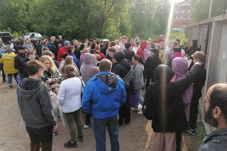 В Ярославле дети и их родители дежурят у колледжа. ФОТО: группа "Подслушано в Ярославле" ВКонтакте