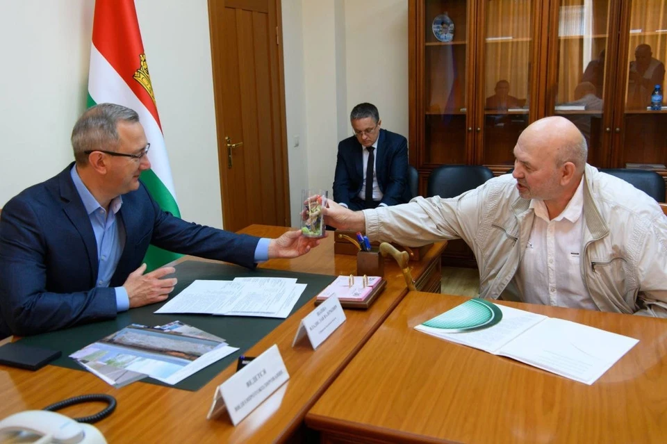 Прием сработал, глава региона приказал сделать ремонт в библиотеке.